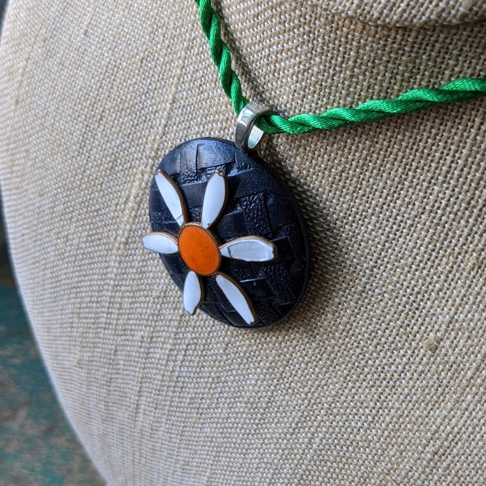 WHIMSY HOUSE I NWT Upcycled Vintage Wood Button & Enameled Metal Daisy Necklace - Picture 5 of 11
